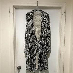 DIANE VON FURSTENBERG JEANNE TWO BLACK WHITE CHAIN LINK SILK WRAP